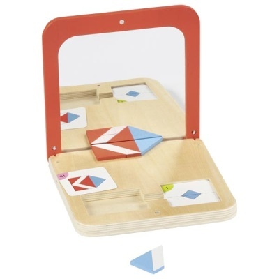 Espelho com base em madeira clara e peças geométricas coloridas