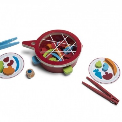 Jogo infantil com panela vermelha, peças coloridas, pratos ilustrados, pauzinhos e dado