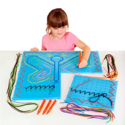 Criança a bordar com placas de plástico azul e linhas coloridas