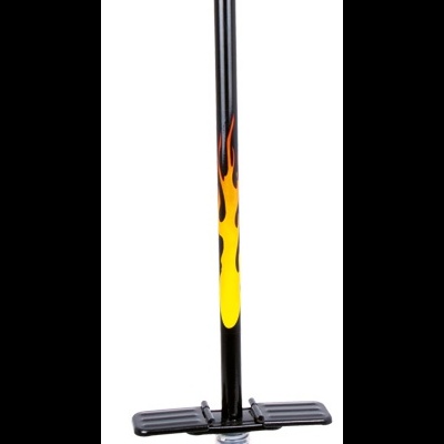 Pogo stick preto com detalhe de chamas amarelas e laranjas, pegas em espuma preta, mola prateada e apoio para pés preto