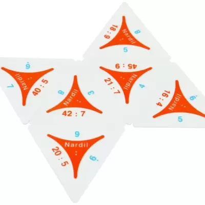 Peças triangulares brancas com padrões laranja e números azuis e vermelhos