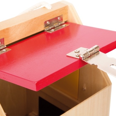 Caixa de madeira clara com tampa vermelha e fecho metálico