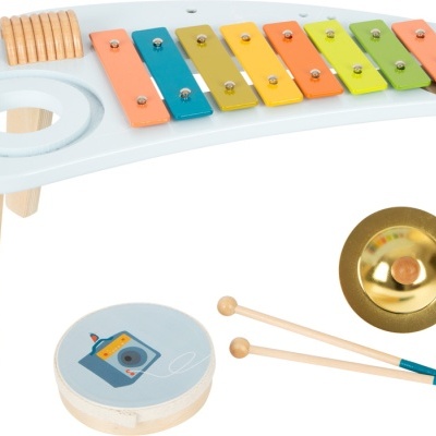 Instrumento musical infantil em madeira com teclas coloridas, tambor com desenho, címbalo, baquetas e rolo de madeira