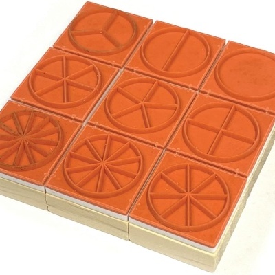 Conjunto de carimbos quadrados com padrões circulares em borracha laranja