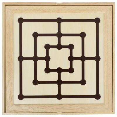 Tabuleiro de madeira clara com padrão geométrico preto e moldura de madeira