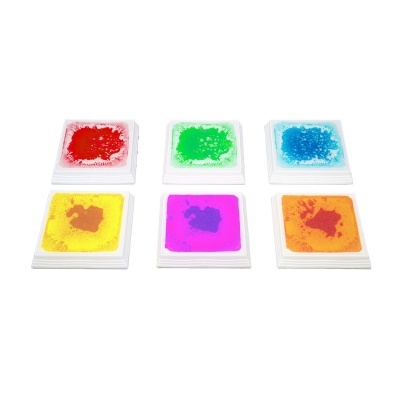 Seis peças quadradas brancas com superfícies coloridas em relevo organizadas em duas filas.