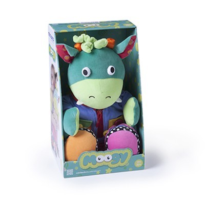 Pelúcia colorida do personagem Moogy em caixa azul com estrelas amarelas