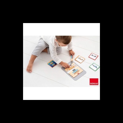 Criança a brincar com jogo de madeira colorido e ilustrado, marca GOULA visível