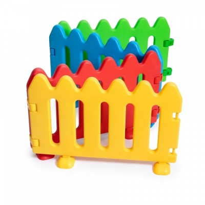 Cerca infantil colorida de plástico com painéis amarelo, vermelho, azul e verde