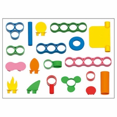 Acessórios plásticos coloridos variados sobre fundo branco