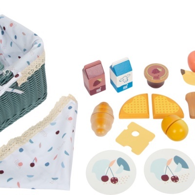 Cesto de piquenique com acessórios de madeira e peças de brinquedo de comida