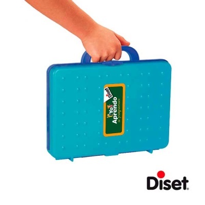 Mala de brinquedo azul em plástico com etiqueta Yo Aprendo e mão infantil a segurar a alça