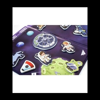 Tabuleiro de jogo com tema espacial e peças ilustradas