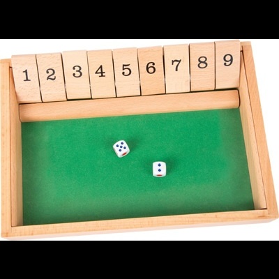 tabuleiro de jogo em madeira clara com área verde e dados brancos com pontos azuis