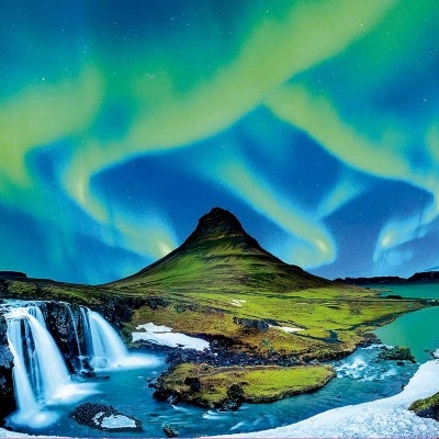 Montanha com aurora boreal e cachoeira