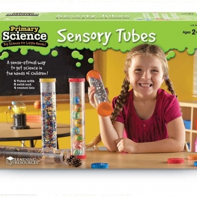 Caixa de conjunto Sensory Tubes com quatro tubos sensoriais e criança a sorrir segurando um tubo