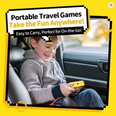 Rapaz segurando dispositivo de jogos portátil amarelo dentro de carro