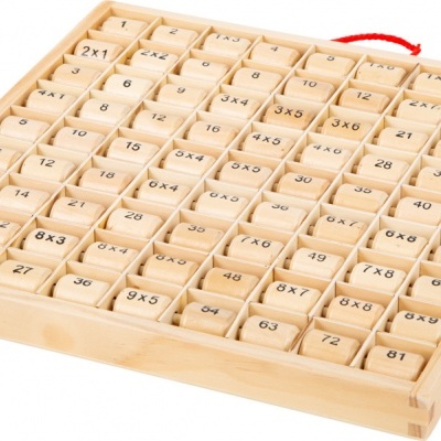 Jogo de madeira com peças de multiplicação gravadas