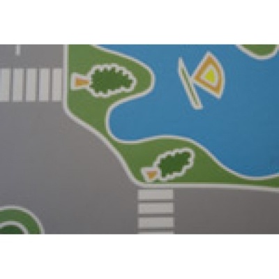 Tapete infantil com padrão de estrada, áreas verdes e lago com barco.