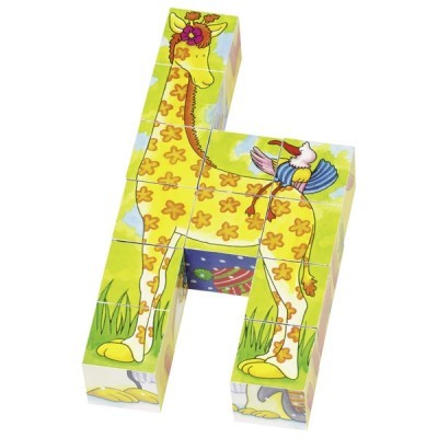 Blocos de madeira formando uma girafa amarela com flores e um pássaro colorido