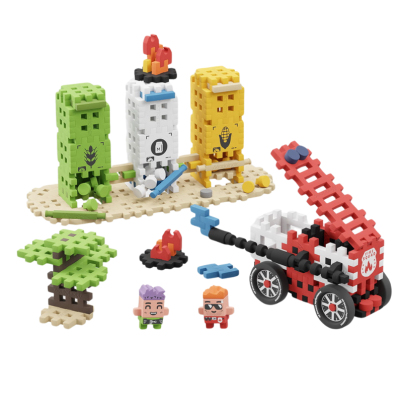Brinquedos de blocos plásticos coloridos incluindo carro de bombeiros, figuras, árvore e torres