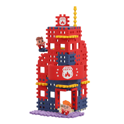Quartel de bombeiros feito de peças de construção coloridas com duas figuras de bombeiros animados.