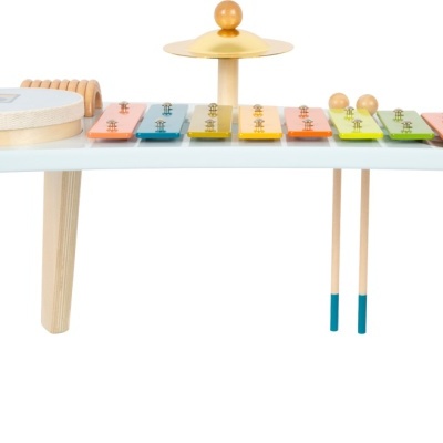 Banco musical para crianças com várias peças em madeira e metal colorido