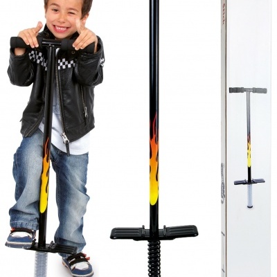 Pogo stick preto com chamas amarelas e laranjas e caixa branca