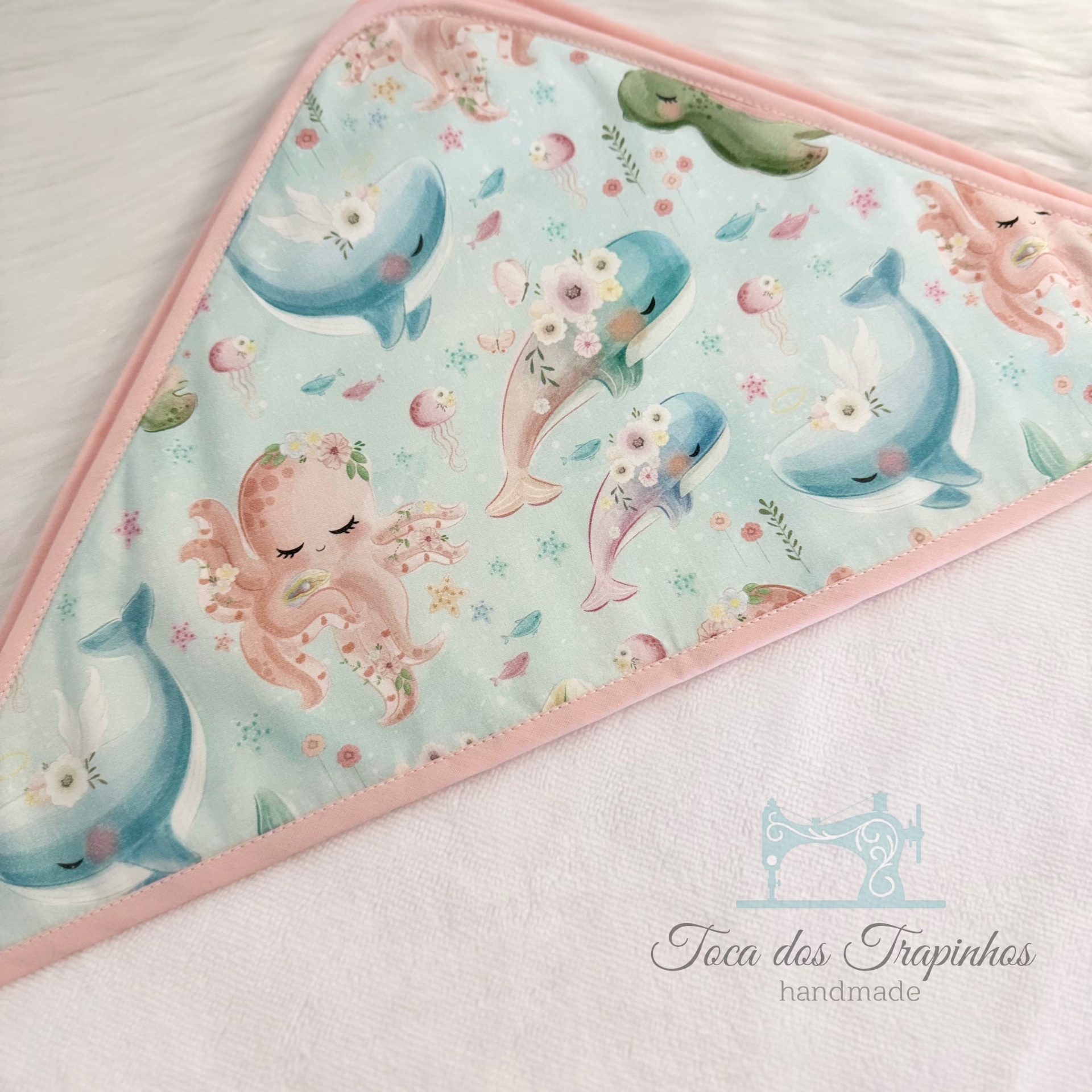 Toalha bebé branca com capuz estampado azul e rosa com animais marinhos