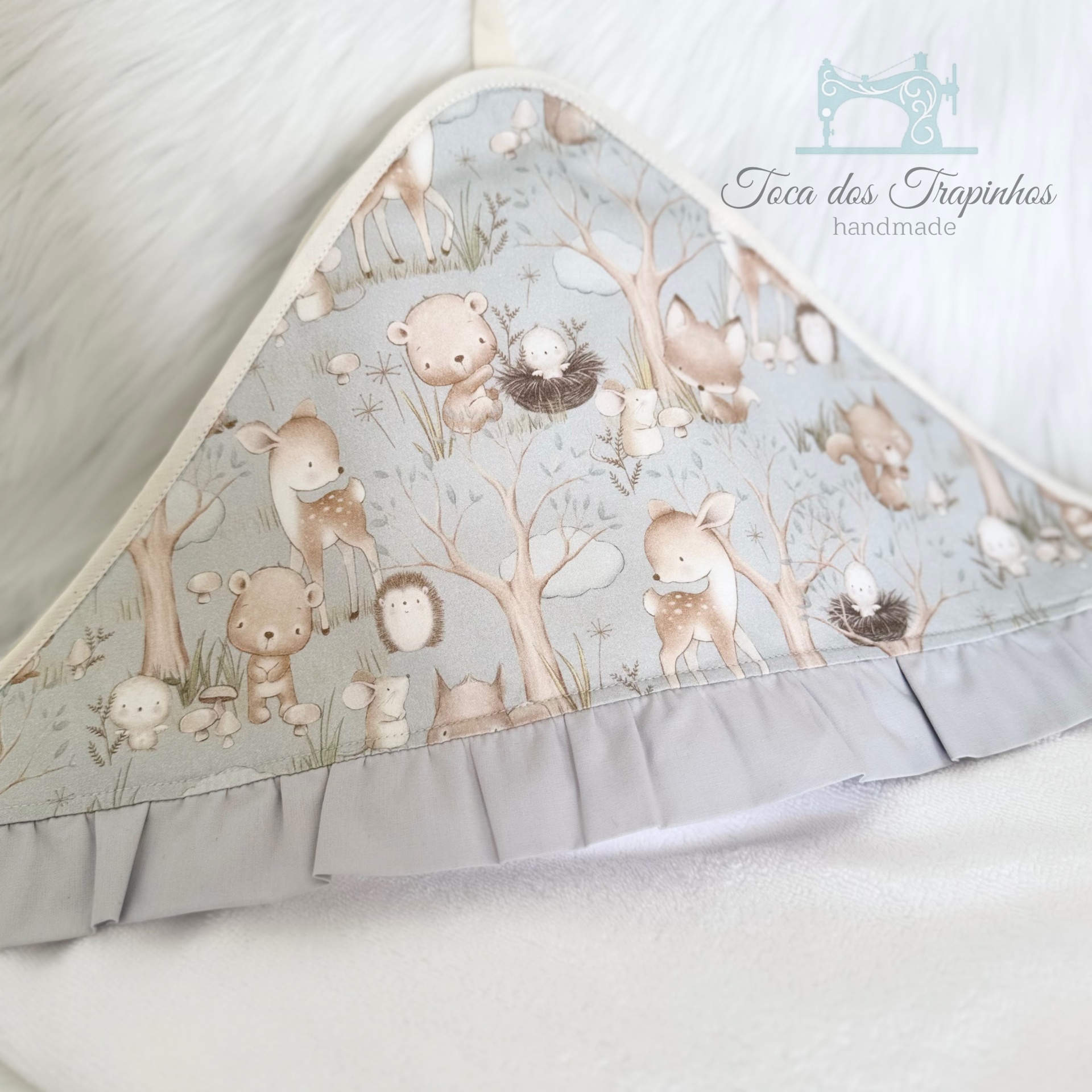 Toca para bebé com padrão de animais e babado cinzento