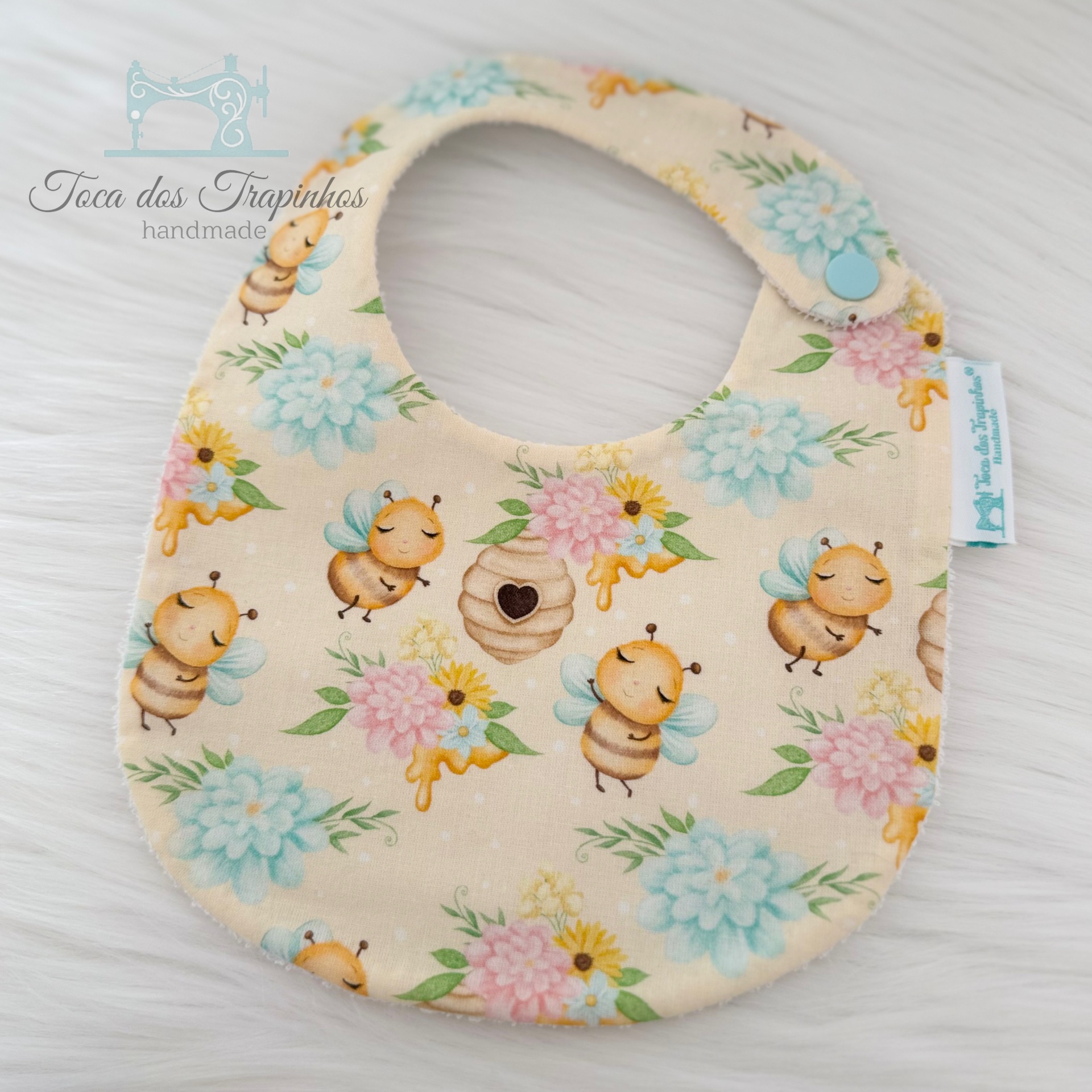 Babete para bebé com padrão de abelhas e flores