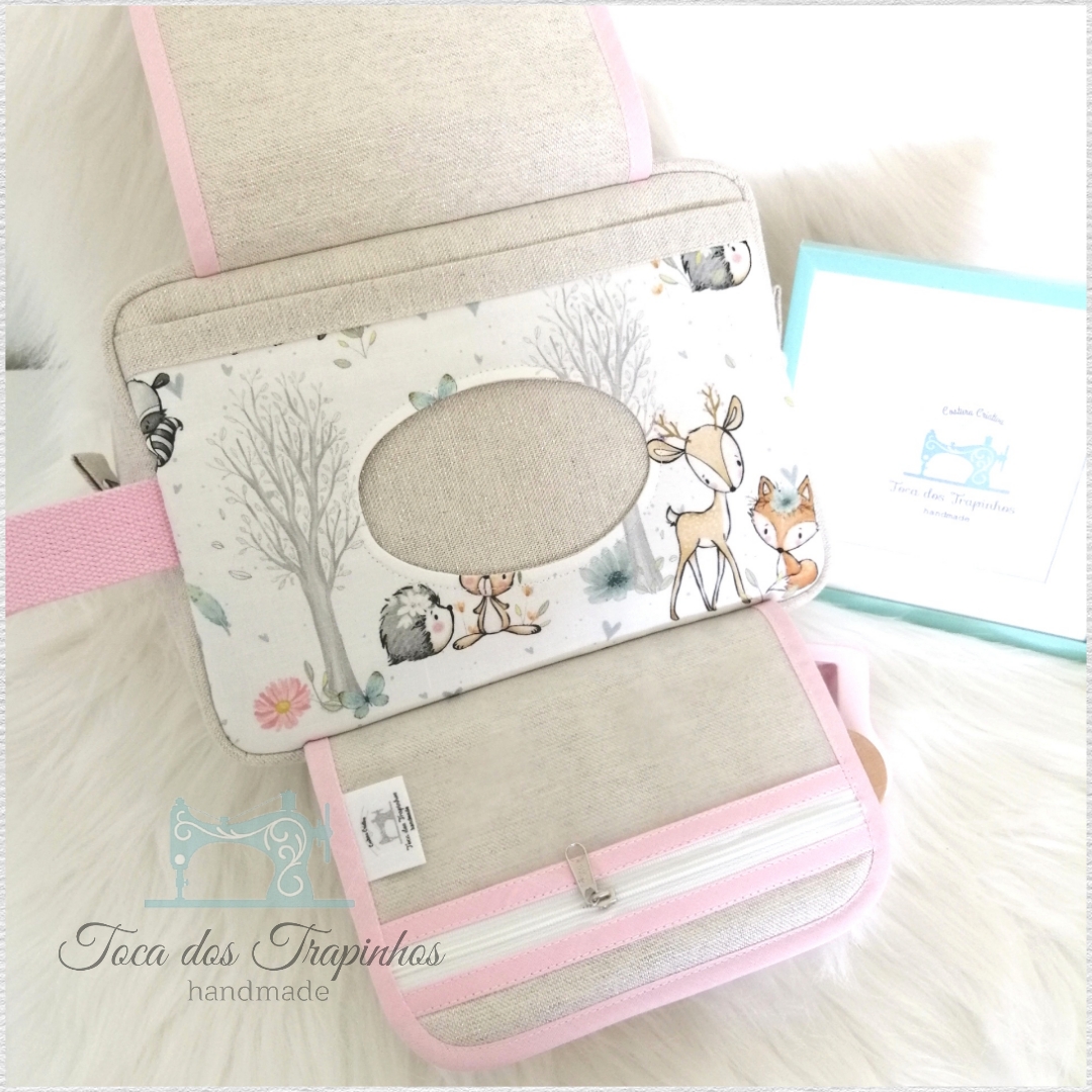 Distribuidor de lenços com padrão de animais da floresta em bege e rosa