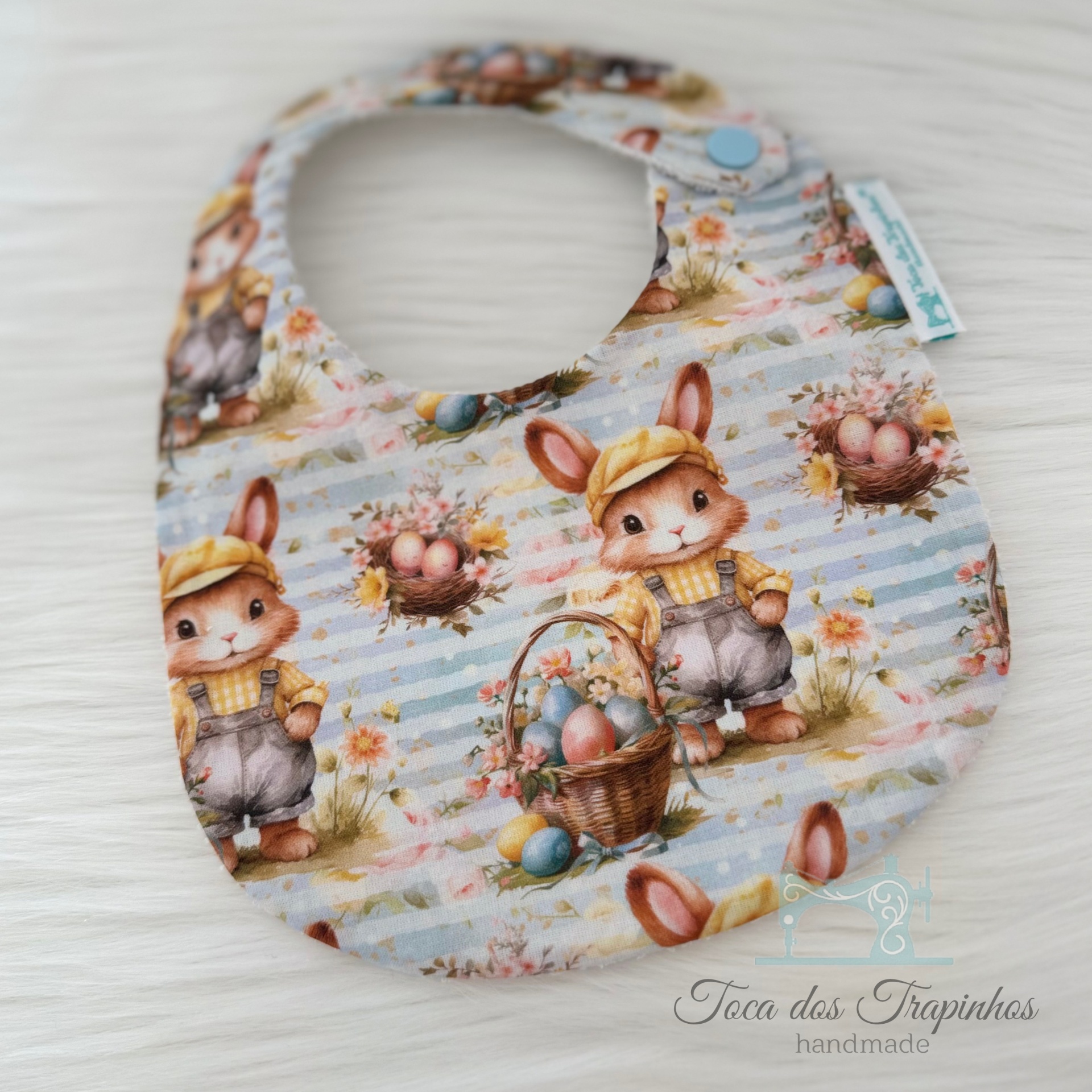 Babete de tecido com padrão de coelhos e ovos da Páscoa