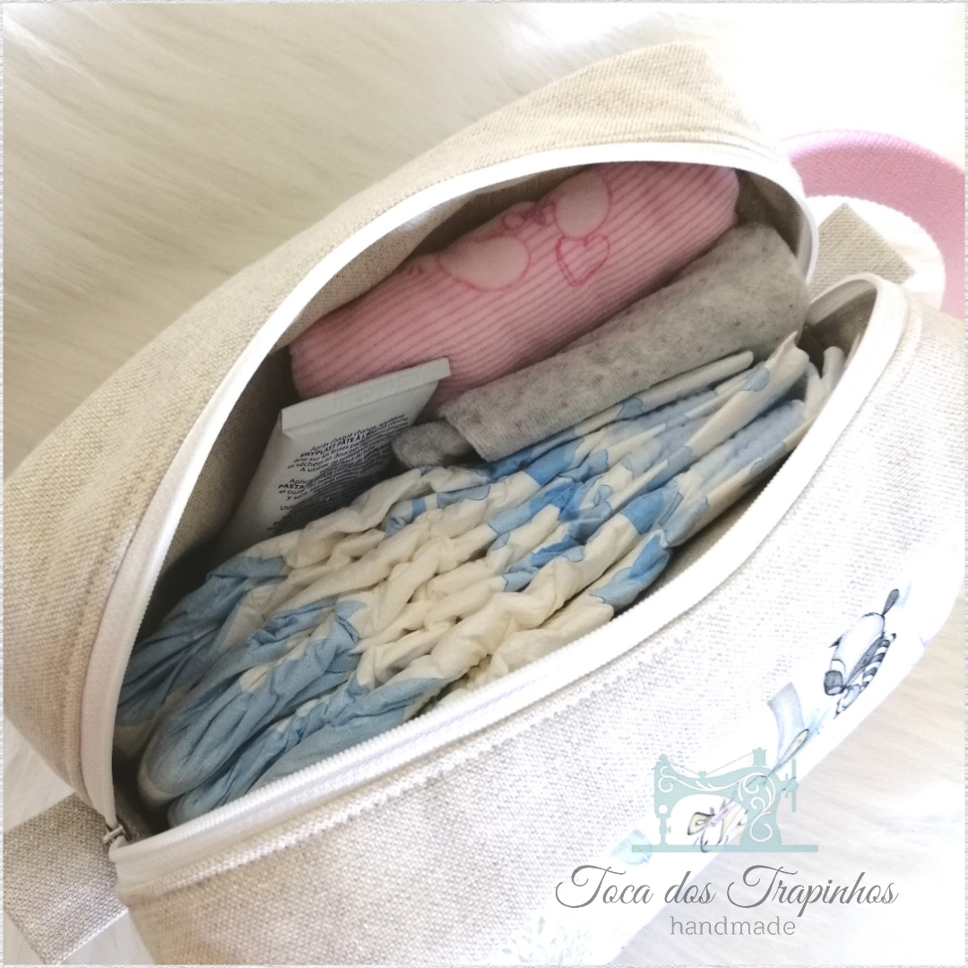 Saco de tecido bege claro com itens enrolados dentro