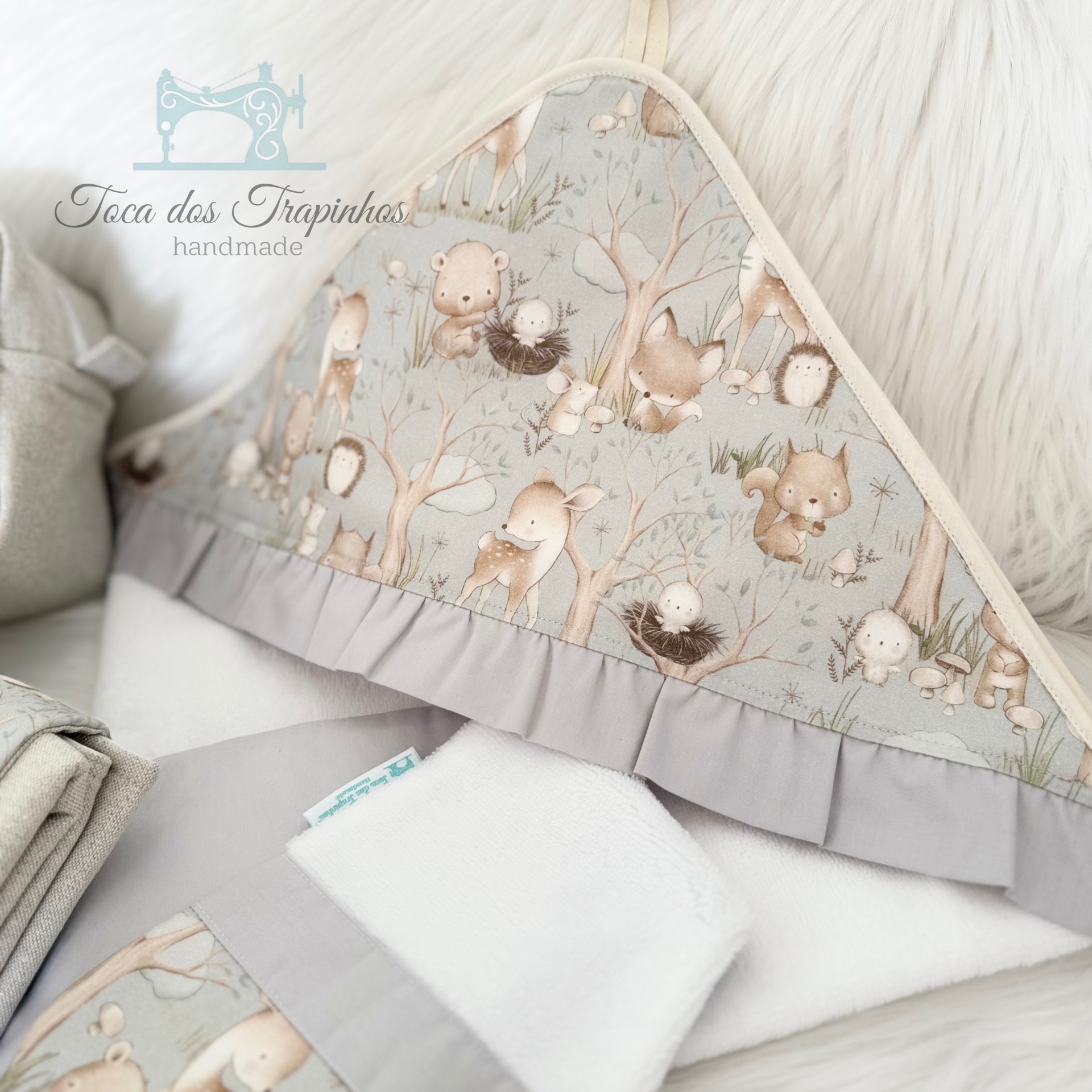 toalha de banho infantil com capuz decorada com animais da floresta e babados cinzentos