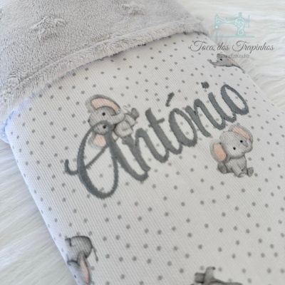 Manta para bebé com padrão de elefantes e nome António bordado