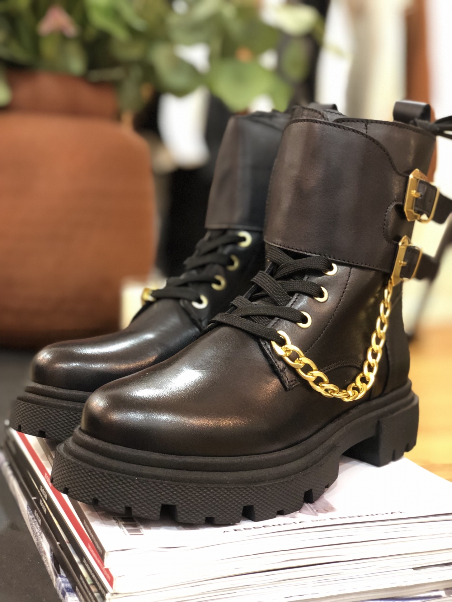 Bota preta estilo militar Romero