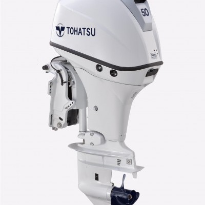 Motor de popa branco da marca TOHATSU modelo 50 com hélice azul