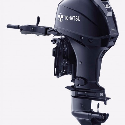 Motor de popa Tohatsu 40HP preto com controlo e hélice, fundo branco