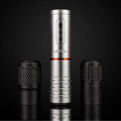 Equipamento cilíndrico metálico prateado com textos CUSTOM HELIX RAN e duas peças pretas texturizadas num fundo preto