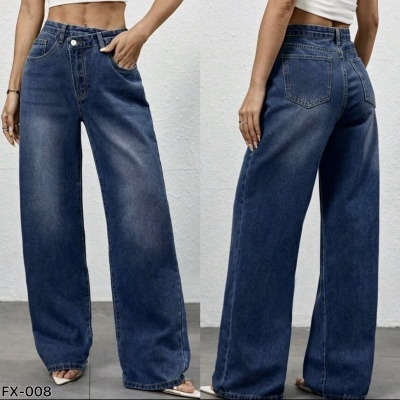 Calças de ganga largas azul-escuro com bolsos e botão branco, vista frontal e traseira.