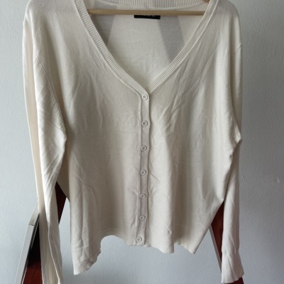 Camisola cardigan creme de malha fina com botões frontais