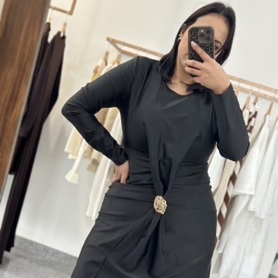 Vestido preto justo de manga comprida com fivela dourada