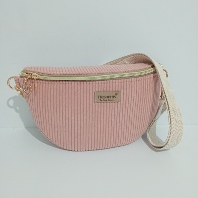 Bolso tipo cangurera rosa con cierre dorado y correa blanca