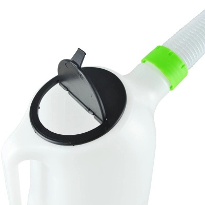 Recipiente plástico branco com tubo flexível e tampa preta