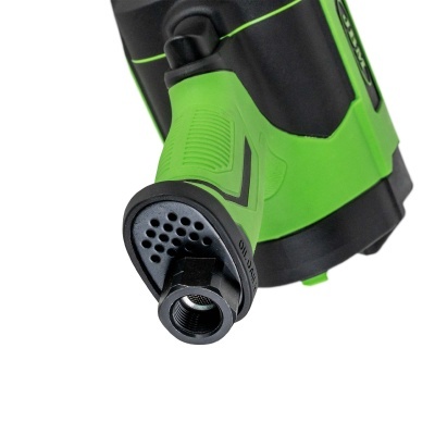 Detalhe da parte frontal de uma ferramenta elétrica verde e preta