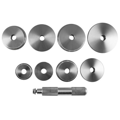 Conjunto de peças metálicas circulares e ferramenta cilíndrica texturizada em metal