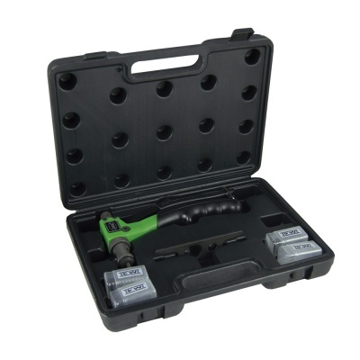 Conjunto de ferramenta manual com estojo preto, aparelho com punho verde e preto e recipientes rotulados