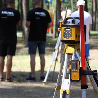 Equipamento de topografia NIVEL montado em tripé com régua vermelha