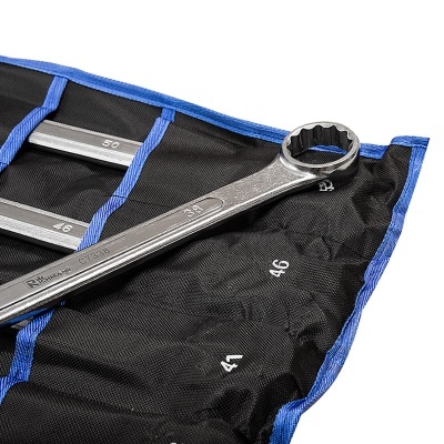 Conjunto de chaves em metal prateado sobre suporte em tecido preto com bordas azuis.